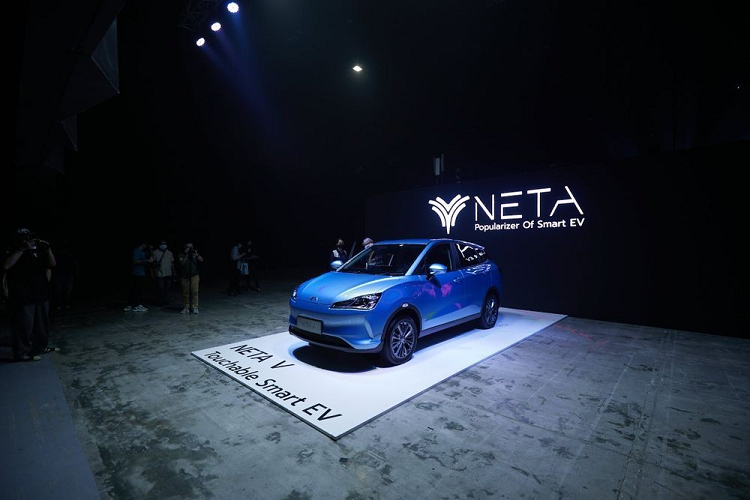 Mới đây, hãng xe Trung Quốc Hozon Auto đã hợp tác với công ty năng lượng PTT để chính thức giới thiệu mẫu crossover thuần điện mang tên Neta V EV 2022 mới ở thị trường Thái Lan.