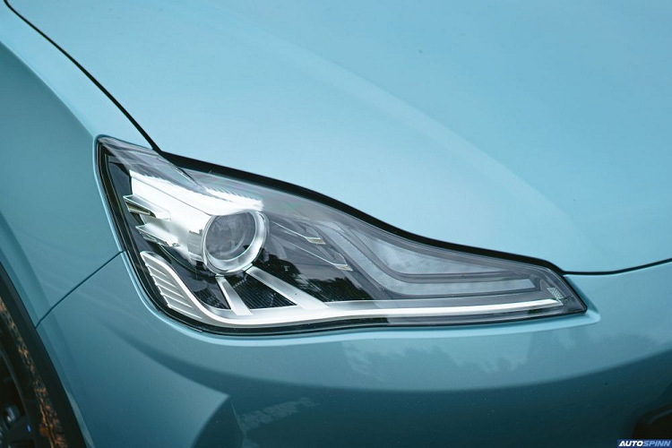 Bên ngoài, Neta V EV có thiết kế khá đơn giản với cụm đèn pha nằm cao, sát với nắp ca-pô, và hốc gió hình thang dưới cản trước. Tuy nhiên, xe không có lưới tản nhiệt hay đèn sương mù trước.