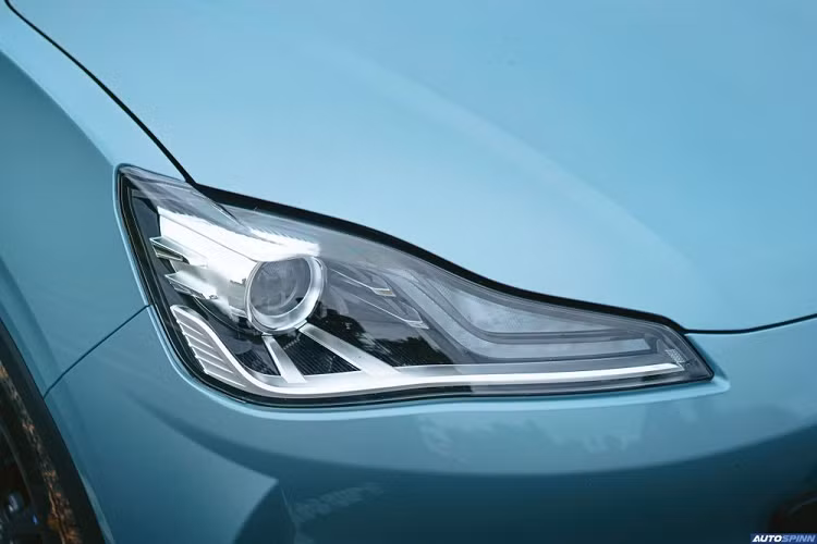 Bên ngoài, Neta V EV có thiết kế khá đơn giản với cụm đèn pha nằm cao, sát với nắp ca-pô, và hốc gió hình thang dưới cản trước. Tuy nhiên, xe không có lưới tản nhiệt hay đèn sương mù trước.