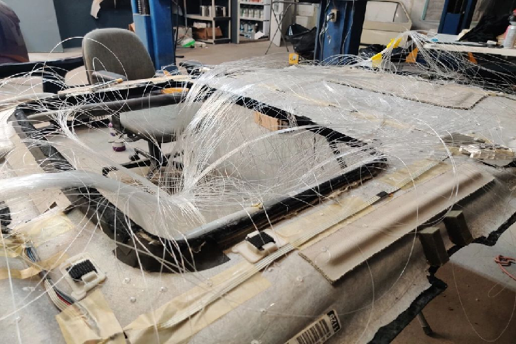 Mỗi Starlight Headliner có từ 800 -1.600 bóng đèn sợi quang và đều được khâu hoàn toàn bằng tay bởi các nghệ nhân. Theo hãng xe sang Rolls-Royce, bầu trời sao cần 2 thợ thủ công với trung bình 9 giờ làm việc để tạo ra. Những thiết kế phức tạp hơn có thể tiêu tốn của họ tới một tuần.