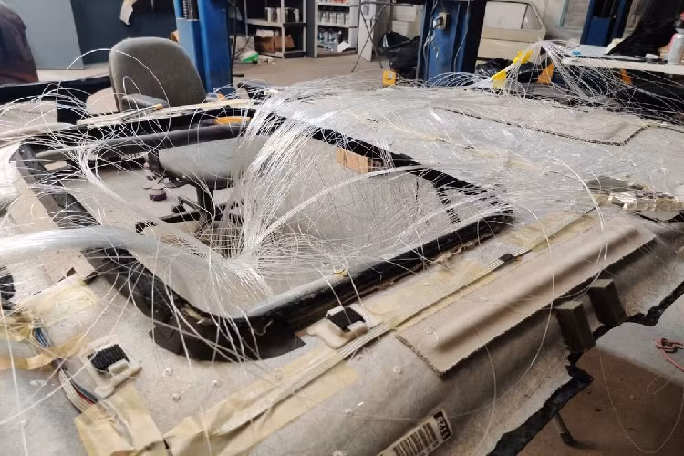 Mỗi Starlight Headliner có từ 800 -1.600 bóng đèn sợi quang và đều được khâu hoàn toàn bằng tay bởi các nghệ nhân. Theo hãng xe sang Rolls-Royce, bầu trời sao cần 2 thợ thủ công với trung bình 9 giờ làm việc để tạo ra. Những thiết kế phức tạp hơn có thể tiêu tốn của họ tới một tuần.