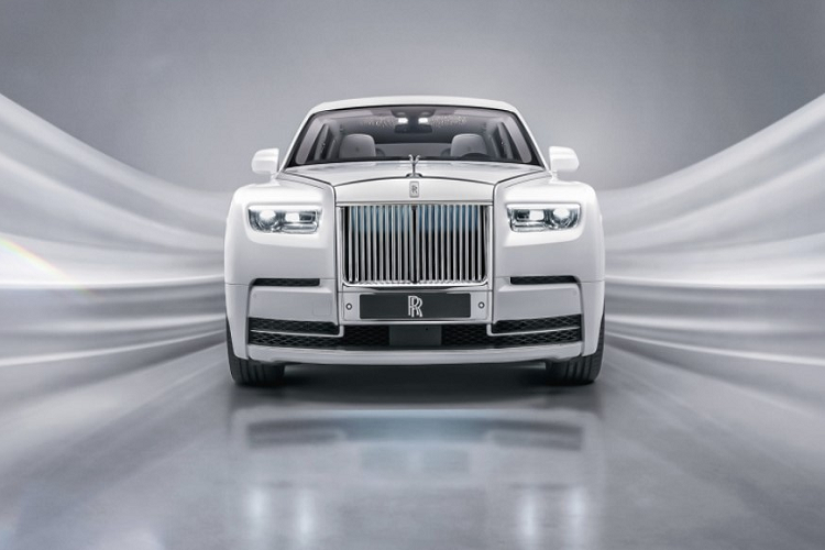 Theo yêu cầu, vị khách này muốn có một môi trường với ánh sáng nhẹ, có độ phủ đều thay vì chiếu trực tiếp từ một hoặc vài bóng đèn như thường thấy. Và từ đó đến nay, các kỹ sư thuộc phân nhánh Bespoke Collective của Rolls-Royce chế tajpo Starlight Headliner để tiếp tục phục vụ người dùng toàn cầu.