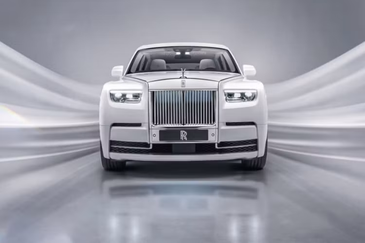 Theo yêu cầu, vị khách này muốn có một môi trường với ánh sáng nhẹ, có độ phủ đều thay vì chiếu trực tiếp từ một hoặc vài bóng đèn như thường thấy. Và từ đó đến nay, các kỹ sư thuộc phân nhánh Bespoke Collective của Rolls-Royce chế tajpo Starlight Headliner để tiếp tục phục vụ người dùng toàn cầu.