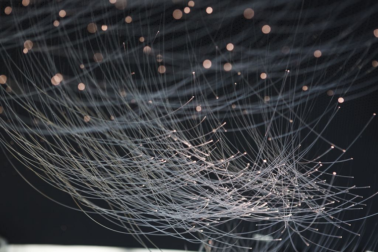 Để tạo ra các điểm sáng nhỏ như sao trên bầu trời, các nghệ nhân phải chọc từ 800 -1.600 lỗ lên da bọc trần và sau đó khâu thủ công hệ thống sợi quang nói trên để tạo hình ảnh hoặc hiệu ứng theo yêu cầu.