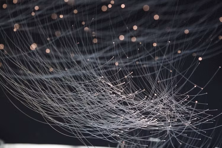 Để tạo ra các điểm sáng nhỏ như sao trên bầu trời, các nghệ nhân phải chọc từ 800 -1.600 lỗ lên da bọc trần và sau đó khâu thủ công hệ thống sợi quang nói trên để tạo hình ảnh hoặc hiệu ứng theo yêu cầu.