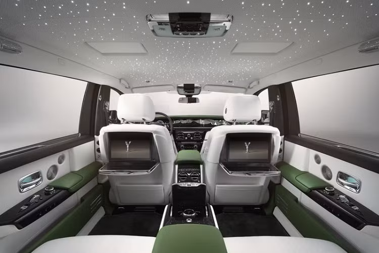 Bầu trời sao trên xe Rolls-Royce đều được lắp ráp thủ công và “đo ni đóng giày” đến từng chi tiết nhỏ. Giờ Rolls-Royce có thể tái dựng bất cứ chòm sao nào trên bầu trời, hay đơn giản hơn là tạo hình gia huy/tên gọi người dùng. Thậm chí là có thể trang bị chúng lên cửa thay vì trần.