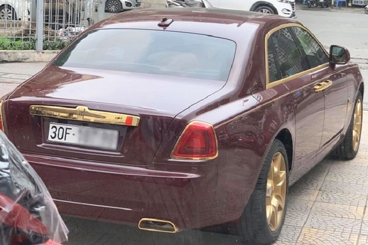 Việc đơn vị đấu giá đưa ra con số khởi điểm 10 tỷ đồng cho xe Rolls-Royce Ghost với một số chi tiết ngoại thất và nội thất mạ vàng đã khiến không ít người choáng. Lý do là những chiếc xe Rolls-Royce Ghost Series I hiện có giá bán từ 7,5 đến 9 tỷ đồng, nếu xe nào trên 10 tỷ đồng phải còn khá đẹp và biển số cực dễ nhớ.