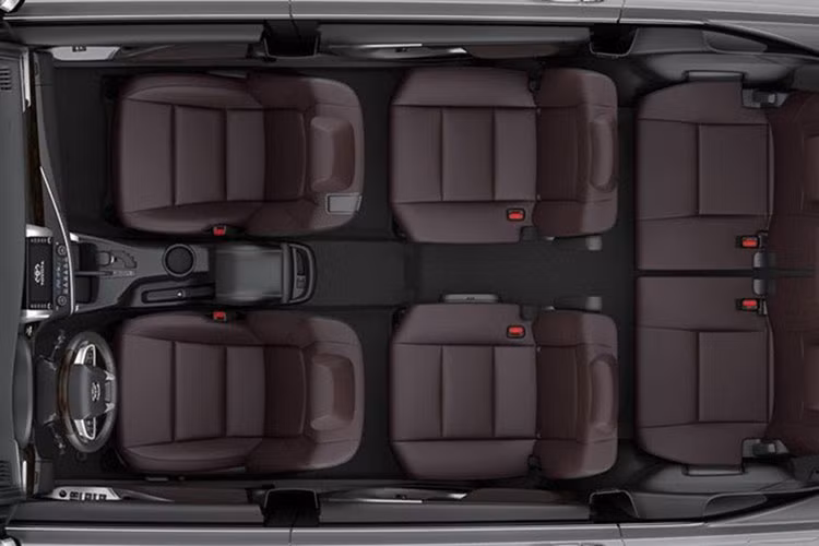 Không những vậy, bản này còn được trang bị gói công nghệ an toàn chủ động Toyota Safety Sense, bao gồm các tính năng hỗ trợ giữ làn, cảnh báo chệch làn, kiểm soát hành trình chủ động, đèn pha tự động điều chỉnh góc chiếu, cảnh báo điểm mù và cảnh báo phương tiện cắt ngang phía sau.