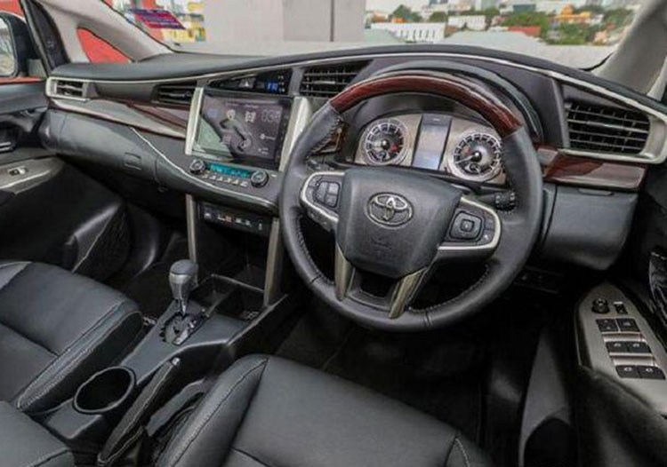 Bước sang thế hệ mới, Toyota Innova được nâng cấp khá nhiều về mặt trang bị. Trên tất cả các phiên bản, xe đều có tính năng khởi động bằng nút bấm. Cửa sổ trời toàn cảnh Panorama là trang bị tiêu chuẩn trên các phiên bản hybrid. Trên phiên bản cao cấp nhất, Innova 2023 được trang bị tính năng ra lệnh bằng giọng nói và cốp mở điện.