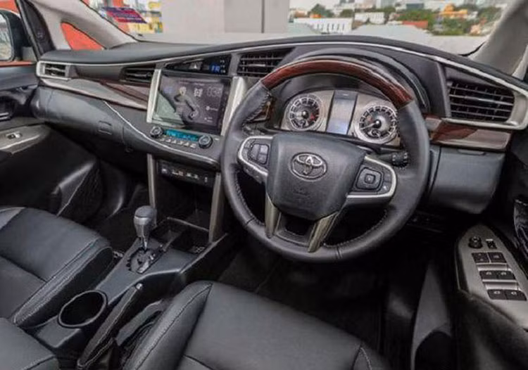 Bước sang thế hệ mới, Toyota Innova được nâng cấp khá nhiều về mặt trang bị. Trên tất cả các phiên bản, xe đều có tính năng khởi động bằng nút bấm. Cửa sổ trời toàn cảnh Panorama là trang bị tiêu chuẩn trên các phiên bản hybrid. Trên phiên bản cao cấp nhất, Innova 2023 được trang bị tính năng ra lệnh bằng giọng nói và cốp mở điện.