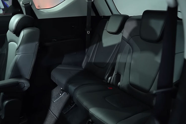 Cung cấp sức mạnh cho Hyundai Stargazer 2023 là động cơ xăng Smartstream 4 xi-lanh, hút khí tự nhiên, dung tích 1.5L, sản sinh công suất tối đa 115 mã lực và mô-men xoắn cực đại 144 Nm. Khối động cơ này kết hợp với hộp số sàn 6 cấp hoặc hộp số biến thiên vô cấp CVT và hệ dẫn động cầu trước.