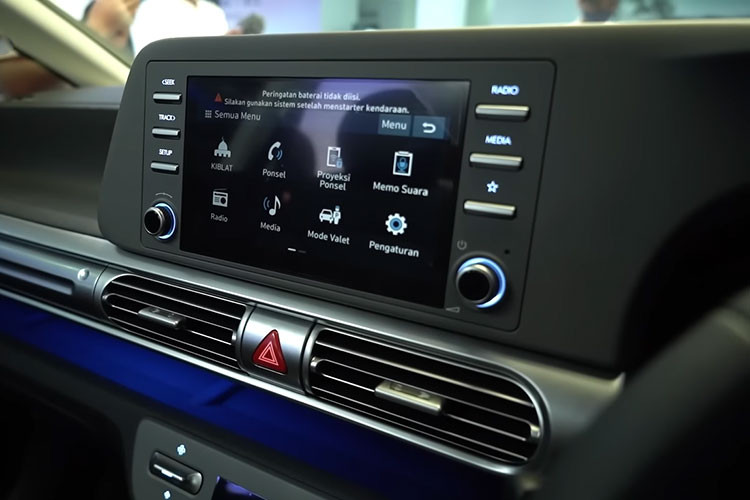 Những chi tiết trang trí chính trên bảng điều khiển có màu bạc và tích hợp các cửa điều hòa. Ngoài ra, xe còn được trang bị hệ thống đèn trang trí nội thất, sạc không dây chuẩn Qi, cổng USB và cửa gió điều hoà trên trần cho khoang ghế sau.