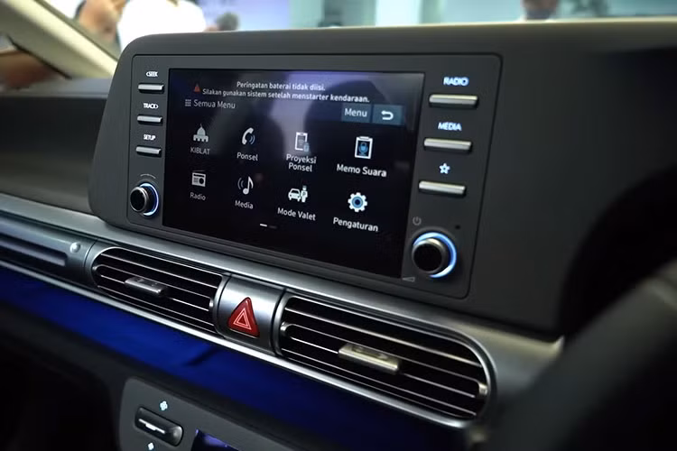 Những chi tiết trang trí chính trên bảng điều khiển có màu bạc và tích hợp các cửa điều hòa. Ngoài ra, xe còn được trang bị hệ thống đèn trang trí nội thất, sạc không dây chuẩn Qi, cổng USB và cửa gió điều hoà trên trần cho khoang ghế sau.