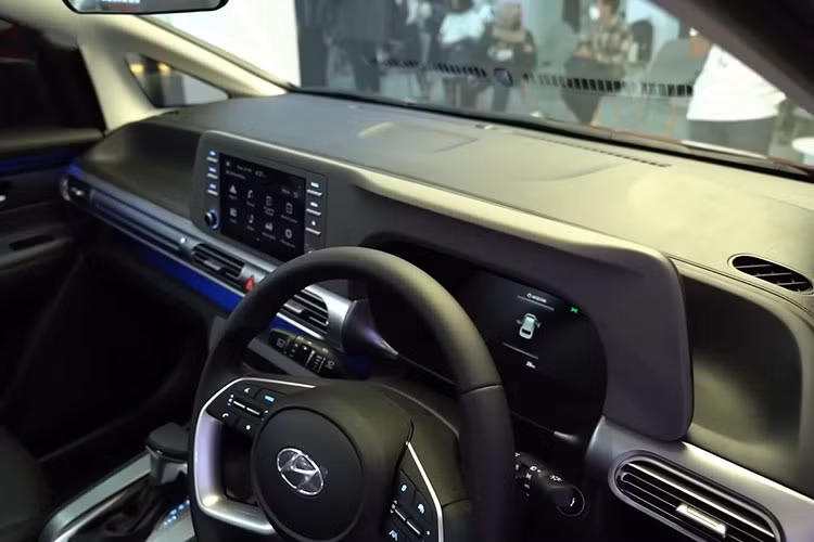 Khoang nội thất Stargazer 2023 được thiết kế theo phong cách tối giản, hiện đại. Nổi bật ở vị trí trung tâm là màn hình cảm ứng đặt nổi 8 inch kết nối Android Auto và Apple Carplay. Cụm đồng hồ lái LCD 4,2 inch hoặc 3,5 inch tùy phiên bản.