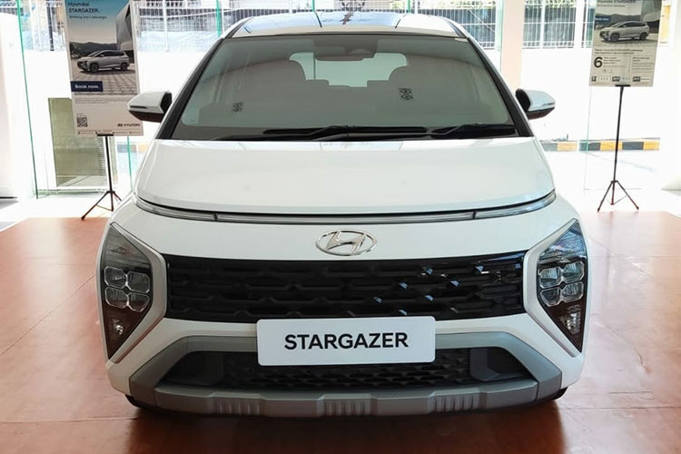 Hyundai Stargazer 2023 sở hữu kích thước tổng thể dài x rộng x cao lần lượt là 4.460 x 1.780 x 1.695 mm. Chiều dài cơ sở của xe đạt 2.780 mm, nhỉnh hơn 2 đối thủ trực tiếp là Mitsubishi Xpander (2.775 mm) và Toyota Veloz Cross (2.750 mm). Được lấy cảm hứng từ mẫu xe “đàn anh” Staria, Stargazer 2023 sở hữu thiết kế hiện đại với điểm nhấn là dải đèn LED nằm vắt ngang mép nắp ca-pô.