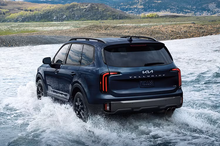 Tất nhiên giá xe Kia Telluride 2023 tăng, đổi lại người dùng sẽ nhận được nhiều điểm mới. Là phiên bản nâng cấp giữa dòng đời, Telluride 2023 có được lưới tản nhiệt mới sang trọng hơn.