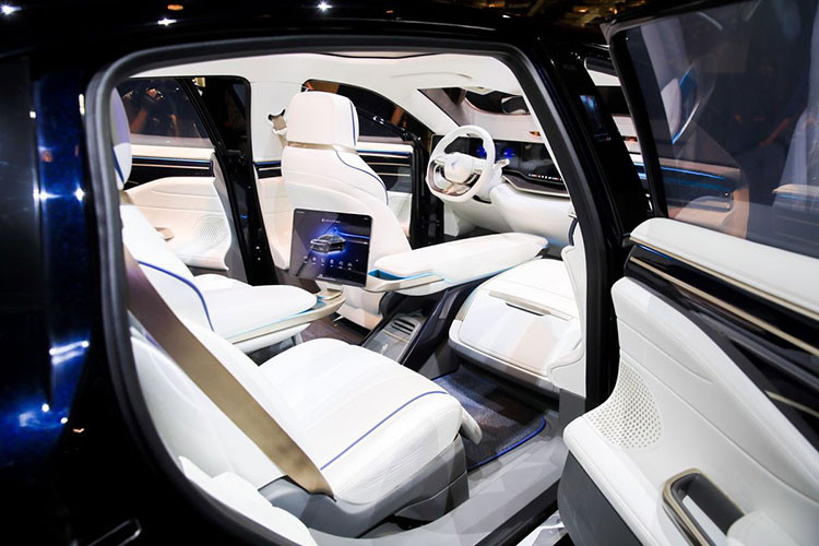 Ngoài ra, thiết kế sườn xe của Foxtron Model B còn gợi liên tưởng đến mẫu SUV hạng sang thuần điện Jaguar I-Pace với nẹp bằng nhựa màu đen bao quanh hốc bánh và uốn lượn mềm mại trên cửa. Thêm vào đó là cột C màu đen bóng và bộ vành có thiết kế khí động lực học.