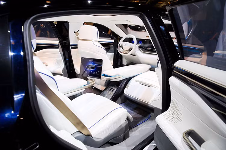 Ngoài ra, thiết kế sườn xe của Foxtron Model B còn gợi liên tưởng đến mẫu SUV hạng sang thuần điện Jaguar I-Pace với nẹp bằng nhựa màu đen bao quanh hốc bánh và uốn lượn mềm mại trên cửa. Thêm vào đó là cột C màu đen bóng và bộ vành có thiết kế khí động lực học.