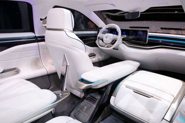 Đằng sau Foxtron Model B xuất hiện cụm đèn hậu có thiết kế tương đồng với đèn pha. Tuy nhiên, khu vực dưới của đèn hậu lại đóng vai trò như màn hình để giao tiếp với những người tham gia giao thông khác. Trong đoạn video, có thể thấy khu vực này hiển thị hình ảnh một người đi bộ phía sau mũi tên chỉ sang bên trái. Đây có thể là chỉ dẫn dành cho người đi bộ xung quanh xe.