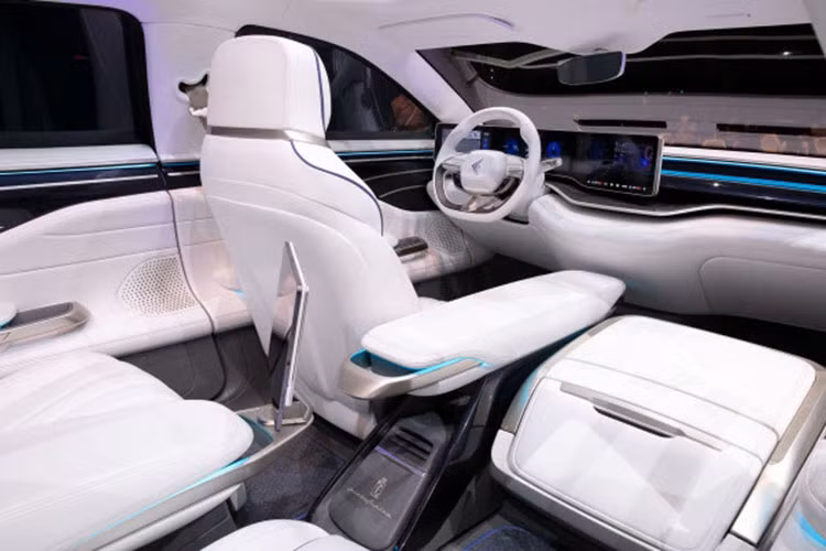 Đằng sau Foxtron Model B xuất hiện cụm đèn hậu có thiết kế tương đồng với đèn pha. Tuy nhiên, khu vực dưới của đèn hậu lại đóng vai trò như màn hình để giao tiếp với những người tham gia giao thông khác. Trong đoạn video, có thể thấy khu vực này hiển thị hình ảnh một người đi bộ phía sau mũi tên chỉ sang bên trái. Đây có thể là chỉ dẫn dành cho người đi bộ xung quanh xe.