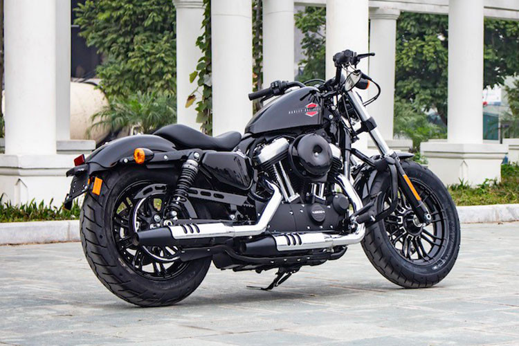 Được biết, chiếc xe mô tô phân khối lớn Harley-Davidson 48 mà Thu Trang mua tặng cho Tiến Luật có màu sơn đen Vivid, đây là 1 trong 3 màu chính trên xe Harley-Davidson 48 đang bán chính hãng tại Việt Nam, 2 màu còn lại là xanh Reef và trắng ngọc trai là tùy chọn có giá thêm 10 triệu đồng vào giá xe Harley-Davidson 48 là 529 triệu đồng.
