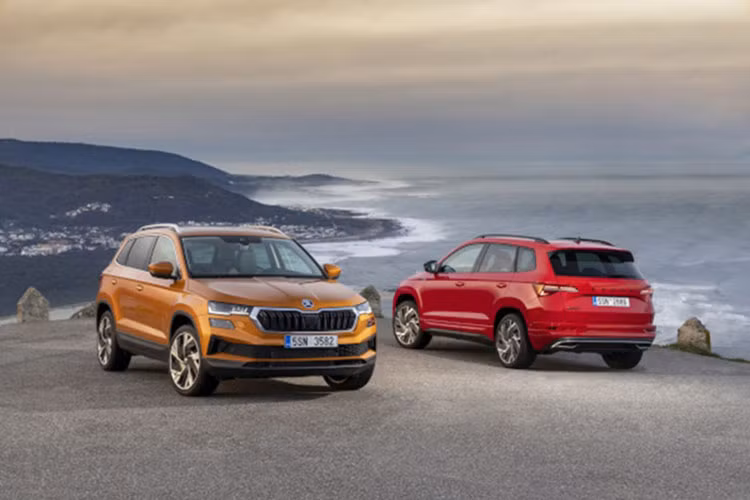 Cuối cùng là động cơ diesel TDI 2.0L, cho công suất tối đa 147 mã lực cùng mô-men xoắn cực đại 360 Nm và đi với hộp số tự động 7 cấp. Nhờ đó, Skoda Karoq chỉ tiêu thụ 5,5 lít/100 km và đạt vận tốc tối đa 204 km/h. Giá xe Skoda Karoq ở Cộng hòa Séc hiện dao động từ 638.900 - 873.900 CZK (khoảng 607 - 831 triệu đồng).