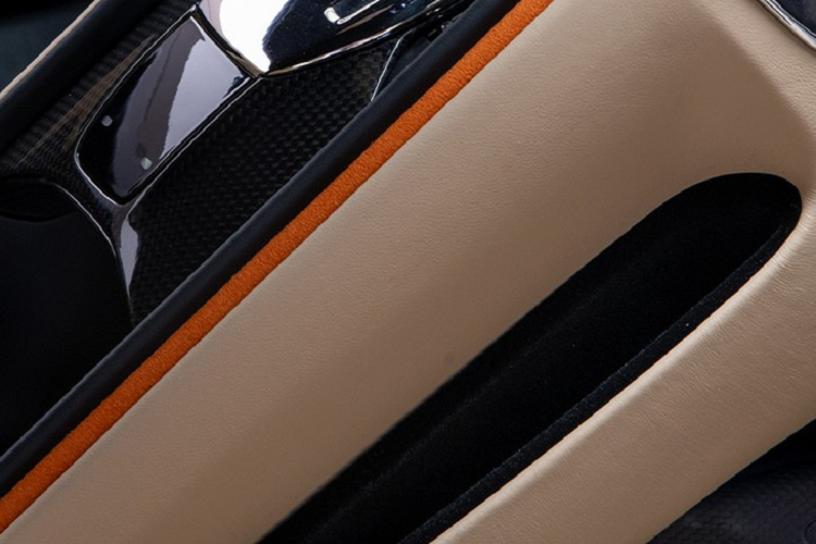 Chiếc Coupe 2+2 mới nhất của hãng siêu xe Ferrari được kết nối với hộp số ly hợp kép 8 cấp. Những trang bị này cho phép Ferrari Roma có thể tăng tốc từ vị trí xuất phát lên 100 km/h chỉ trong thời gian 3,4 giây trước khi đạt tốc độ tối đa hơn 320 km/h.