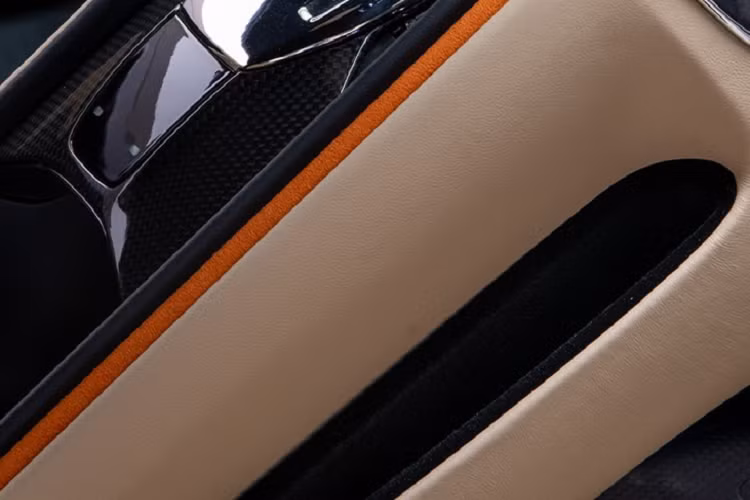 Chiếc Coupe 2+2 mới nhất của hãng siêu xe Ferrari được kết nối với hộp số ly hợp kép 8 cấp. Những trang bị này cho phép Ferrari Roma có thể tăng tốc từ vị trí xuất phát lên 100 km/h chỉ trong thời gian 3,4 giây trước khi đạt tốc độ tối đa hơn 320 km/h.