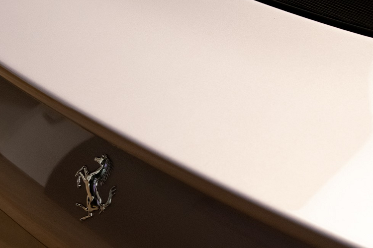 Đến tháng 8/2022 này, liệu trên thế giới có siêu xe Ferrari nào xuất xưởng mang bộ áo màu hồng, câu trả lời là có và người đưa ra đáp án thật trớ trêu lại chính là hãng xe Ý. Bài đăng vào ngày 7/7/2022 trên trang Facebook chính chủ của Ferrari với hơn 16 triệu lượt thích đã cho thấy bộ phận cá nhân hóa của họ mới sơn cho một chiếc xe Ferrari Rome màu hồng Rose cổ điển.