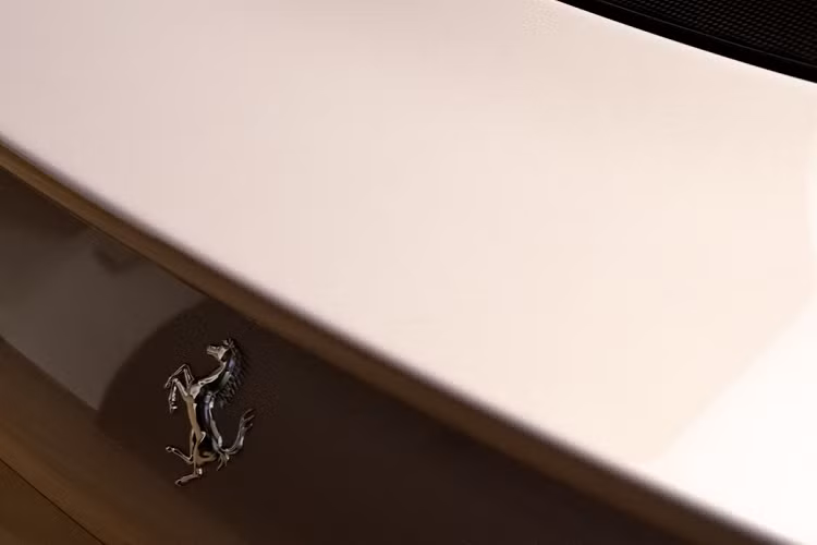 Đến tháng 8/2022 này, liệu trên thế giới có siêu xe Ferrari nào xuất xưởng mang bộ áo màu hồng, câu trả lời là có và người đưa ra đáp án thật trớ trêu lại chính là hãng xe Ý. Bài đăng vào ngày 7/7/2022 trên trang Facebook chính chủ của Ferrari với hơn 16 triệu lượt thích đã cho thấy bộ phận cá nhân hóa của họ mới sơn cho một chiếc xe Ferrari Rome màu hồng Rose cổ điển.