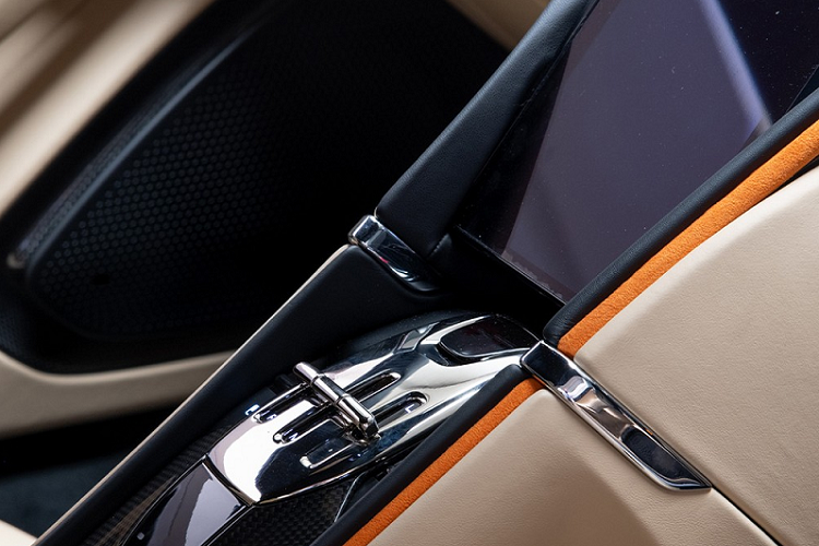 Hãng siêu xe Ferrari trang bị cho chiếc xe 4 chỗ ngồi Roma động cơ V8, tăng áp, dung tích 3.9 lít, tạo ra công suất tối đa 620 mã lực và mô-men xoắn cực đại 760 Nm.