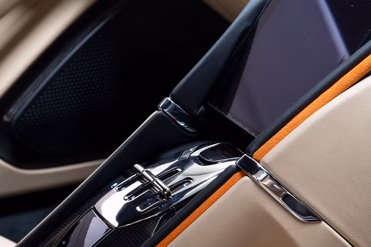 Hãng siêu xe Ferrari trang bị cho chiếc xe 4 chỗ ngồi Roma động cơ V8, tăng áp, dung tích 3.9 lít, tạo ra công suất tối đa 620 mã lực và mô-men xoắn cực đại 760 Nm.