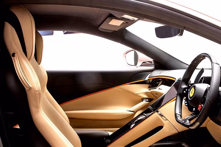 Dòng siêu xe Ferrari Roma được hãng xe Ý ra mắt cách đây 2 năm với thiết kế được đánh giá nữ tính nhất trong số các sản phẩm của hãng xe Ý tạo ra, vì thế, có lẽ Ferrari đã đồng ý cho bộ phận cá nhân hóa của mình khoác lên siêu xe 4 chỗ ngồi màu sơn Rose.