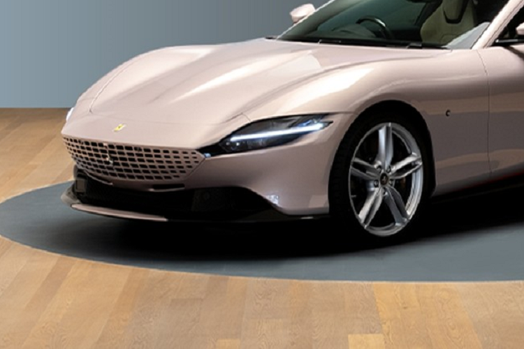 Dù màu hồng này không đậm đà gì nhưng cũng thể hiện được cá tính riêng của người mua xe, ít nhất là họ được đáp ứng màu sắc mình yêu thích trên siêu xe chọn mua. Ngoài màu hồng nhạt, chiếc Ferrari Roma còn được bộ phận cá nhân hóa Tailor Made thể hiện chất riêng với loại da bọc trong nội thất là da Frau Saddle với màu vàng cát và còn tạo điểm nhấn với da Alcantara trong sắc cam Arancione.