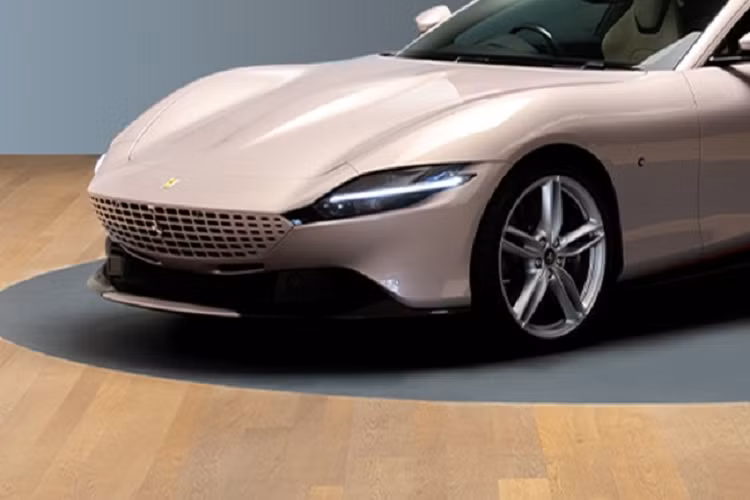 Dù màu hồng này không đậm đà gì nhưng cũng thể hiện được cá tính riêng của người mua xe, ít nhất là họ được đáp ứng màu sắc mình yêu thích trên siêu xe chọn mua. Ngoài màu hồng nhạt, chiếc Ferrari Roma còn được bộ phận cá nhân hóa Tailor Made thể hiện chất riêng với loại da bọc trong nội thất là da Frau Saddle với màu vàng cát và còn tạo điểm nhấn với da Alcantara trong sắc cam Arancione.