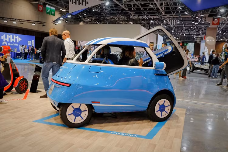 Phạm vi di chuyển tương ứng của xe khi dùng 2 loại pin này là 177 km và 230 km. Dự kiến, Microlino Spiaggina sẽ được sản xuất dưới dạng xe giới hạn số lượng và sẽ có giá cao hơn Microlino Lite.