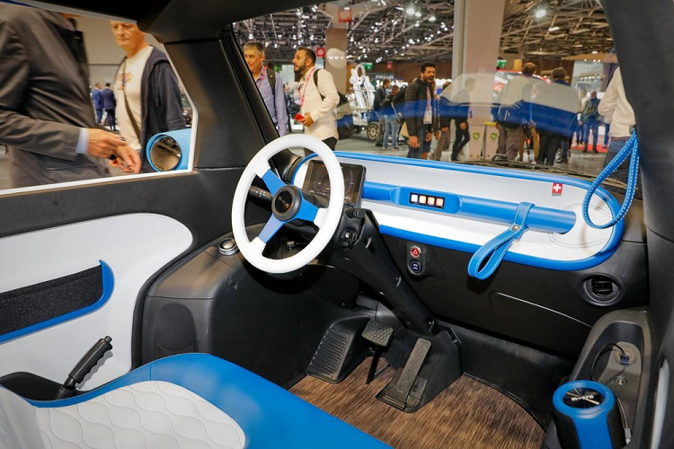 Bên ngoài, Microlino Spiaggina được sơn màu xanh dương phối trắng bắt mắt. Đặc biệt, xe còn được trang bị mui nỉ màu kẻ xanh - trắng thú vị và không hề có kính cửa sổ. Bên trong Microlino Spiaggina là không gian nội thất 2 chỗ ngồi và cũng sử dụng 2 tông màu xanh - trắng như ngoại thất. Nội thất của mẫu xe này được bọc hoàn toàn bằng chất liệu chống nước và đi kèm chỉ khâu lượn sóng trên ghế. Trong khi đó, sàn khoang hành khách và khoang hành lý đều được ốp gỗ.