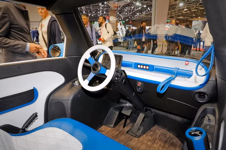 Bên ngoài, Microlino Spiaggina được sơn màu xanh dương phối trắng bắt mắt. Đặc biệt, xe còn được trang bị mui nỉ màu kẻ xanh - trắng thú vị và không hề có kính cửa sổ. Bên trong Microlino Spiaggina là không gian nội thất 2 chỗ ngồi và cũng sử dụng 2 tông màu xanh - trắng như ngoại thất. Nội thất của mẫu xe này được bọc hoàn toàn bằng chất liệu chống nước và đi kèm chỉ khâu lượn sóng trên ghế. Trong khi đó, sàn khoang hành khách và khoang hành lý đều được ốp gỗ.