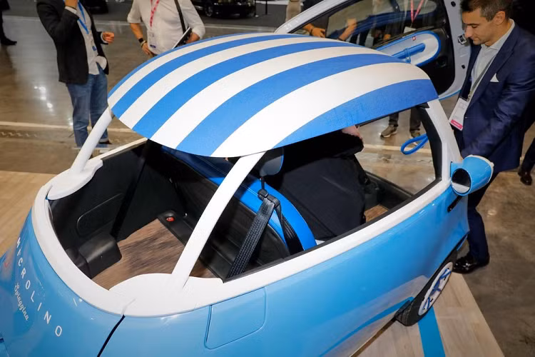 Trước mặt người lái là vô lăng 3 chấu không tích hợp phím chức năng, bảng đồng hồ kỹ thuật số và một màn hình thông tin giải trí khá nhỏ. Trong khi đó, núm xoay chuyển số của xe nằm ở bên tay trái của người lái. Ngoài ra, xe còn khởi động bằng chìa khóa cơ thay vì bằng nút bấm.Phía bên ghế hành khách sẽ có 1 cổng sạc USB. Trên tapi cửa có thêm tấm lưới để đựng đồ.