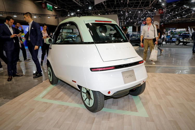 Microlino Lite về cơ bản là phiên bản L6e của Microlino 2.0. Ở thị trường châu Âu, phân khúc L6e dành cho các loại xe 4 bánh hạng nhẹ, có trọng lượng dưới 425 kg, công suất mô-tơ điện tối đa 6 kW và vận tốc tối đa giới hạn ở 45 km/h. Ngoài ra, những người chưa có bằng lái ôtô, ví dụ thanh thiếu niên trên 16 tuổi, sẽ được phép điều khiển xe L6e. Trong khi đó, Microlino 2.0 thuộc phân khúc xe điện L7e nặng hơn.