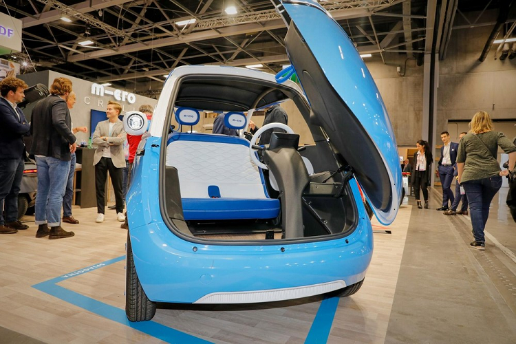 Theo hãng Micro, Microlino Spiaggina cũng sẽ được lên dây chuyền sản xuất vào năm sau với mô-tơ điện mạnh 12,5 kW và mô-men xoắn cực đại 89 Nm. Nhờ đó, xe có thể đạt vận tốc tối đa 90 km/h. Ngoài ra, Microlino Spiaggina còn có 2 loại pin với dung lượng 10,5 kWh và 14 kWh. 