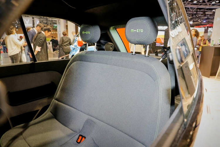 Chiếc Microlino Lite trưng bày trong triển lãm Ô tô Paris 2022 được sơn 2 màu trắng và xanh bạc hà. Trong đó, phần lớn thân xe được sơn màu trắng còn nóc, các cột, ốp gương ngoại thất và vành la-zăng lại sơn màu xanh bạc hà.