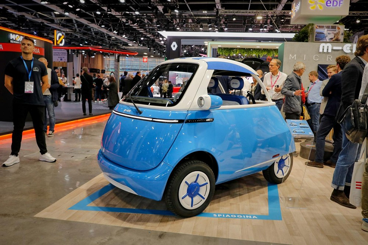 Tương tự Microlino 2.0, bên trong Microlino Lite cũng chỉ có một băng ghế dài, đủ chỗ cho người lái và 1 hành khách. Nội thất của xe có những điểm nhấn màu xanh bạc hà "tông xuyệt tông" với ngoại thất, ví dụ như chỉ khâu trên ghế và vô lăng. Thêm vào đó là 2 tay nắm bằng da màu xanh phía trước và trên cột A dành cho hành khách.