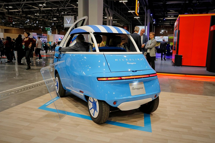 Hiện Microlino 2.0 đang được bán với giá 14.990 Franc Thụy Sỹ (khoảng 365 triệu đồng), tương đương một chiếc xe hạng A tại Việt Nam như Kia Morning hay Hyundai Grand i10. Khác với Microlino Lite, Microlino Spiaggina lại thuộc phân khúc xe điện L7e giống Microlino 2.0. Microlino Spiaggina được thiết kế với cảm hứng từ những mẫu xe cỡ nhỏ, ra đời trong thập niên '60 như Fiat 600 Jolly và Citroen Mehari.