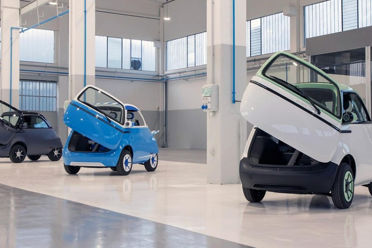 Micro là một công ty chuyên sản xuất xe điện đến từ đất nước Thụy Sỹ. Trong thời gian qua, Micro đã gây chú ý với mẫu xe ôtô điện Microlino 2.0 hình quả trứng dễ thương và nhanh chóng được người tiêu dùng đón nhận nhiệt tình. Theo Micro, hiện vẫn còn 35.000 khách hàng đặt mua mẫu ôtô điện này mà chưa được nhận xe.