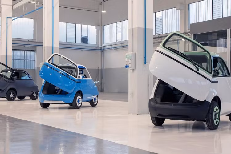 Micro là một công ty chuyên sản xuất xe điện đến từ đất nước Thụy Sỹ. Trong thời gian qua, Micro đã gây chú ý với mẫu xe ôtô điện Microlino 2.0 hình quả trứng dễ thương và nhanh chóng được người tiêu dùng đón nhận nhiệt tình. Theo Micro, hiện vẫn còn 35.000 khách hàng đặt mua mẫu ôtô điện này mà chưa được nhận xe.