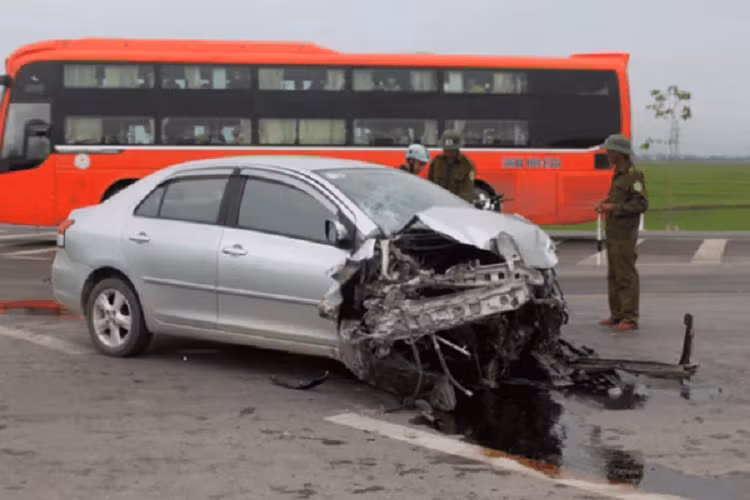 Xe oto vo mong co kem an toan hon vo day, cung?