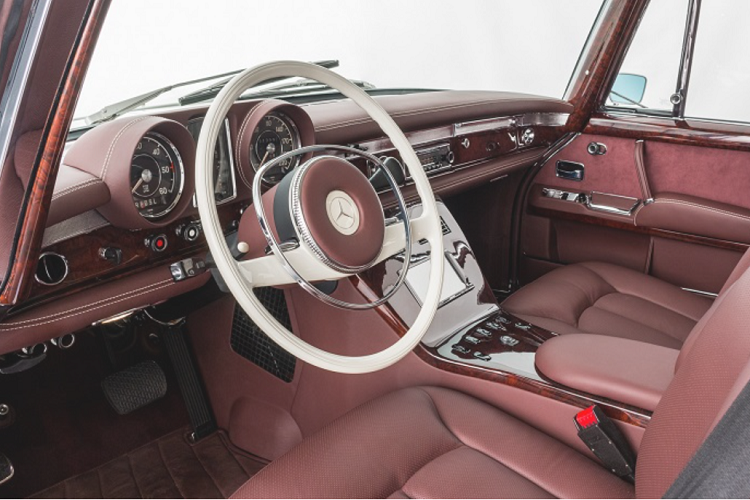 Một số trang bị nguyên bản khác đều được phục hồi lại như hệ thống treo khí nén, hệ thống phanh đĩa,... Toàn bộ khoang lái được bọc lại với chất liệu da cao cấp, trong khi vô lăng cùng cụm đồng hồ được giữ lại như nguyên bản