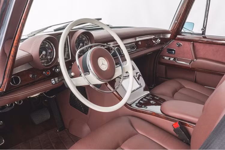 Một số trang bị nguyên bản khác đều được phục hồi lại như hệ thống treo khí nén, hệ thống phanh đĩa,... Toàn bộ khoang lái được bọc lại với chất liệu da cao cấp, trong khi vô lăng cùng cụm đồng hồ được giữ lại như nguyên bản