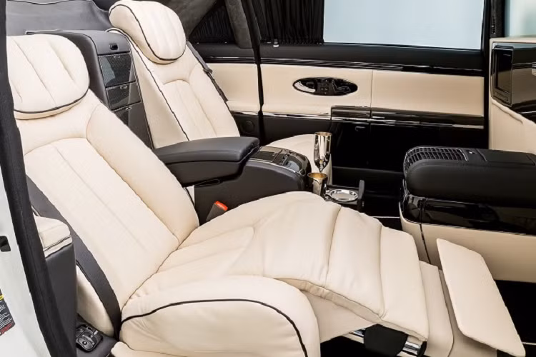 Về hệ truyền động, phiên bản Landaulet này được phát triển trên chiếc 62S mạnh mẽ nhất với động cơ V12 6.0L mạnh 604 mã lực, hộp số tự động 5 cấp và hệ dẫn động cầu sau. Maybach chỉ sản xuất 21 chiếc 62S Landaulet khiến nó trở thành một chiếc xe rất có giá trị sưu tầm.